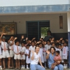Annalisa e Sergio fra i bambini delle elementari